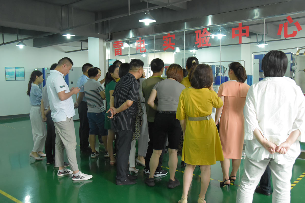 瑞士维多利亚大学MBA15-16班同学莅临开云开户app官方防雷考察交流